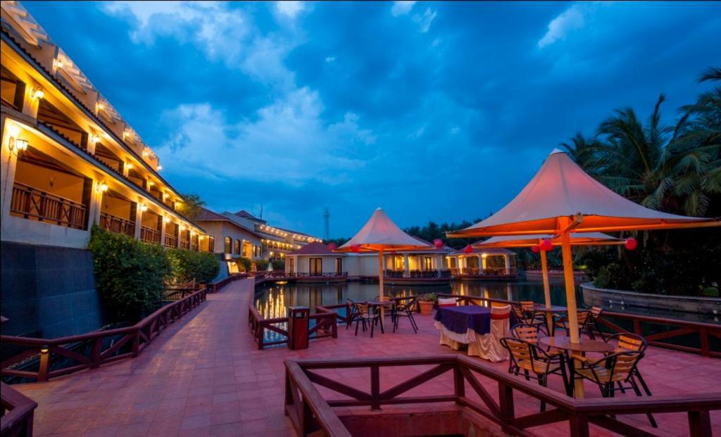 Hotel Ocean Spray Kālapettai Exterior foto