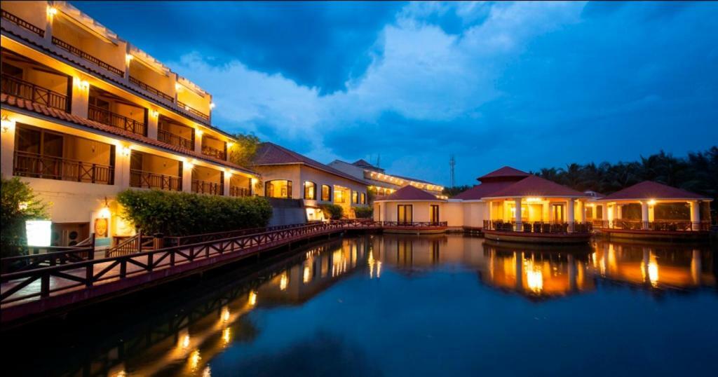 Hotel Ocean Spray Kālapettai Exterior foto
