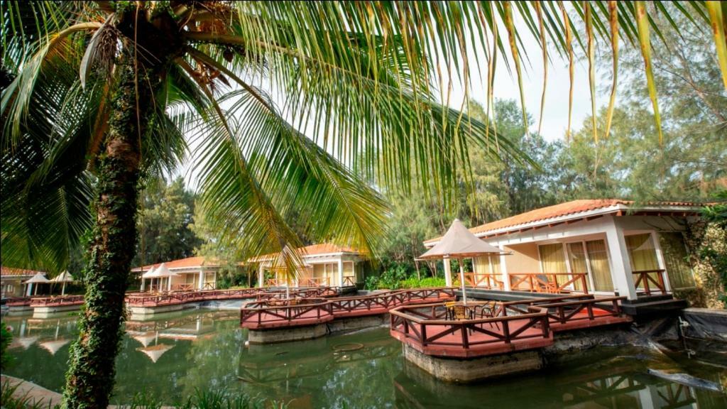 Hotel Ocean Spray Kālapettai Exterior foto