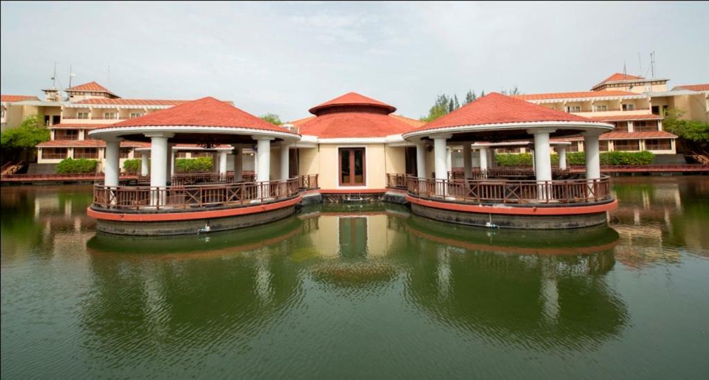 Hotel Ocean Spray Kālapettai Exterior foto