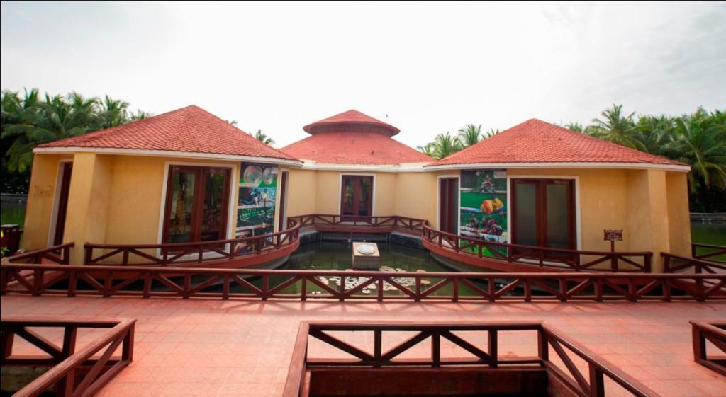 Hotel Ocean Spray Kālapettai Exterior foto